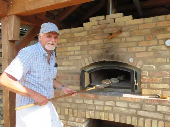 Brotbacken im historischen Holzbackofen