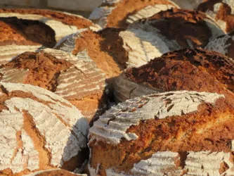 Frisch gebackenes Brot aus dem Holzbackofen