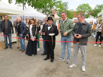 Bauernmarkt 2023  Durchschneiden des roten Bandes