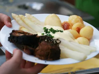 Spargelgericht beim Hofmarkt Zapf (© Hofmarkt Zapf)