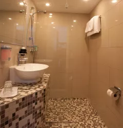 Badezimmer (© Hotel zur Pfalz Kandel GmbH&Co KG)