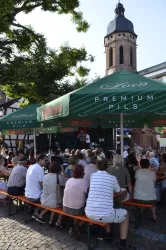 Stadtfest Kandel, Besucher und St. Georgskirche (© VHG Kandel e.V., Foto by Stefan Roller)