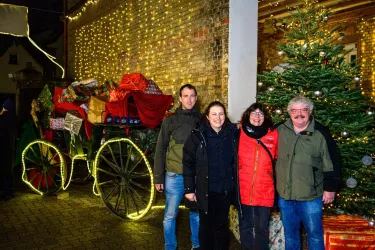 Familie Busch vor Weihnachtsdeko©Isabel Busch, Jak (© Jakobshof Freckenfeld, Isabel Busch)