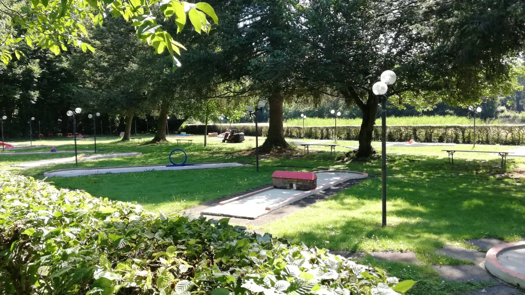 Bahnen des Minigolfplatzes in Bellheim unter schattenspendenden Bäumen